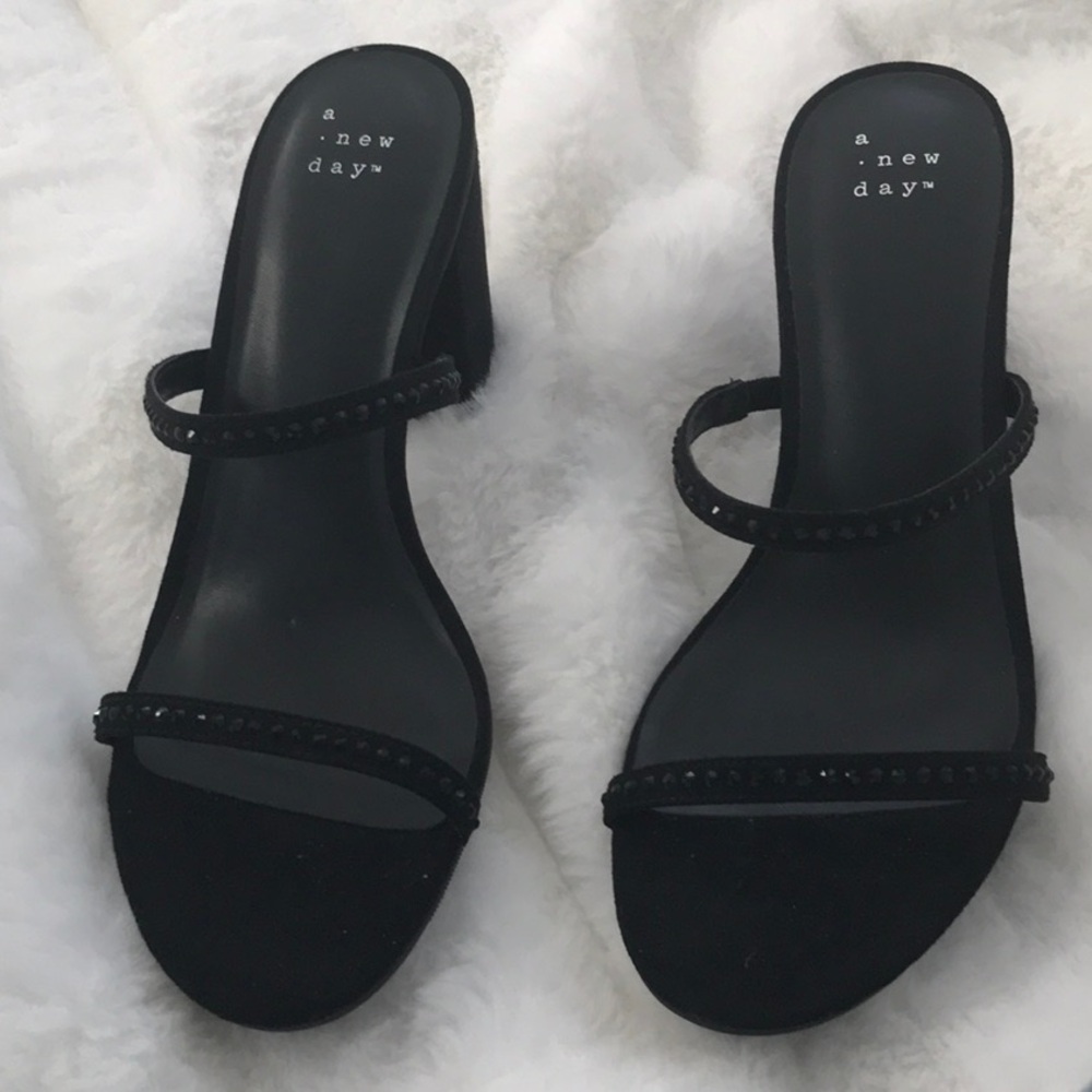 Black block-heeled sandals with two straps and embellished with rhinestones.